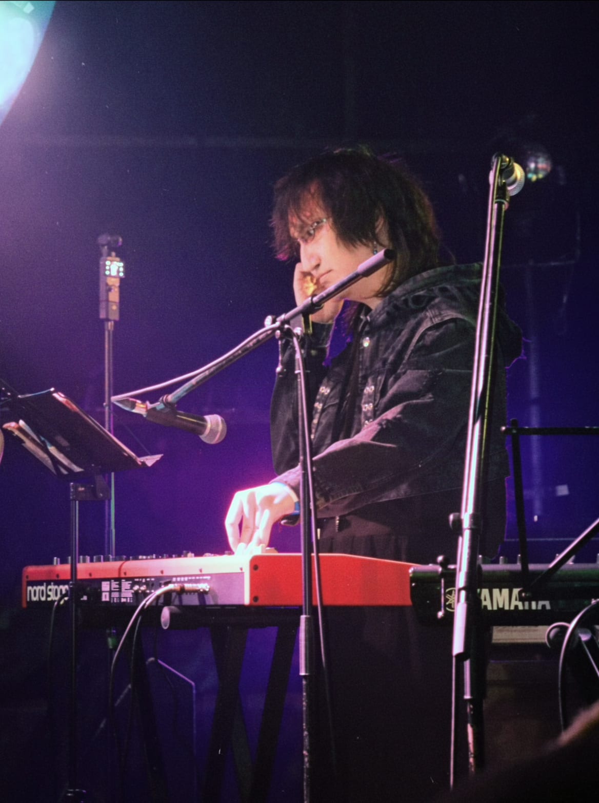 月見るライブでキーボードを演奏する RUI