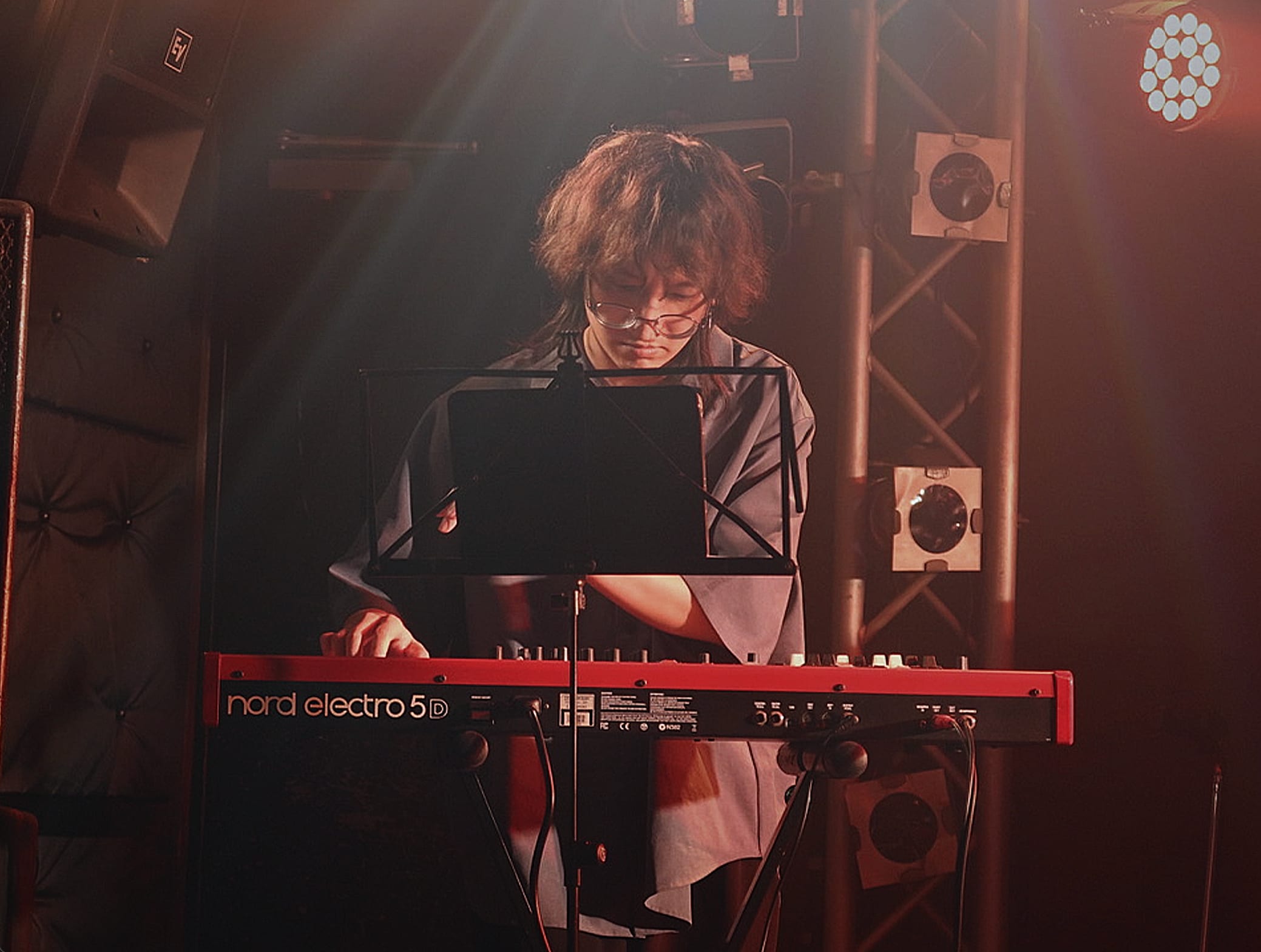 町田でキーボードを演奏する RUI