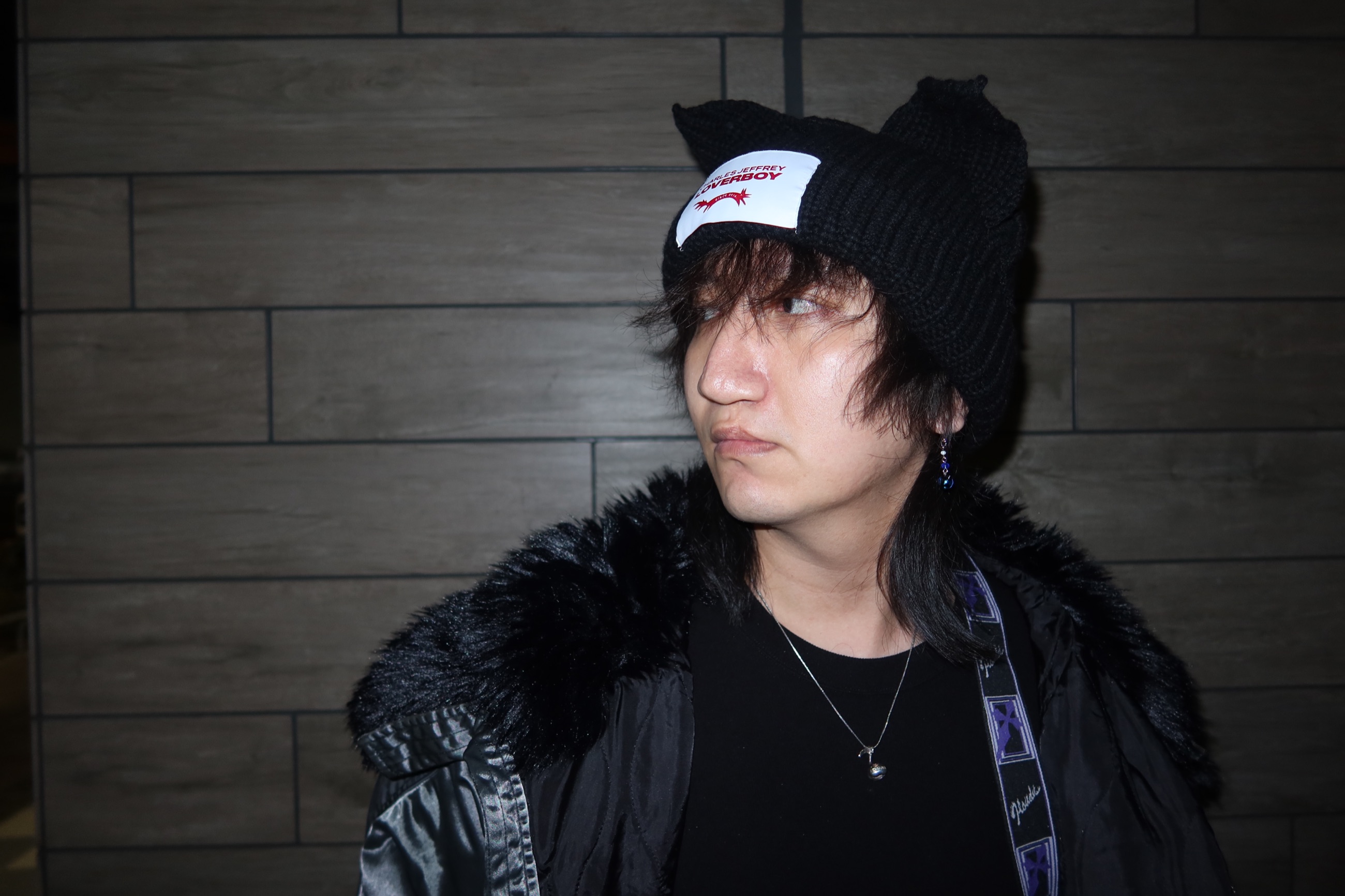 ニット帽をかぶった RUI のポートレート